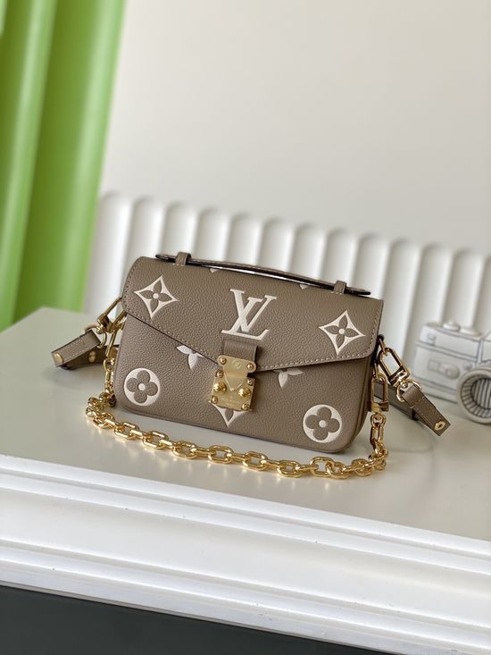 Louis Vuitton POCHETTE Leather Messenger Bag M23081