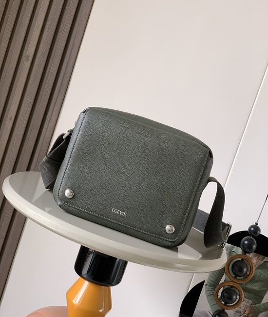 Loewe Pebble Messenger Bag Litchi Grain Leather 9094