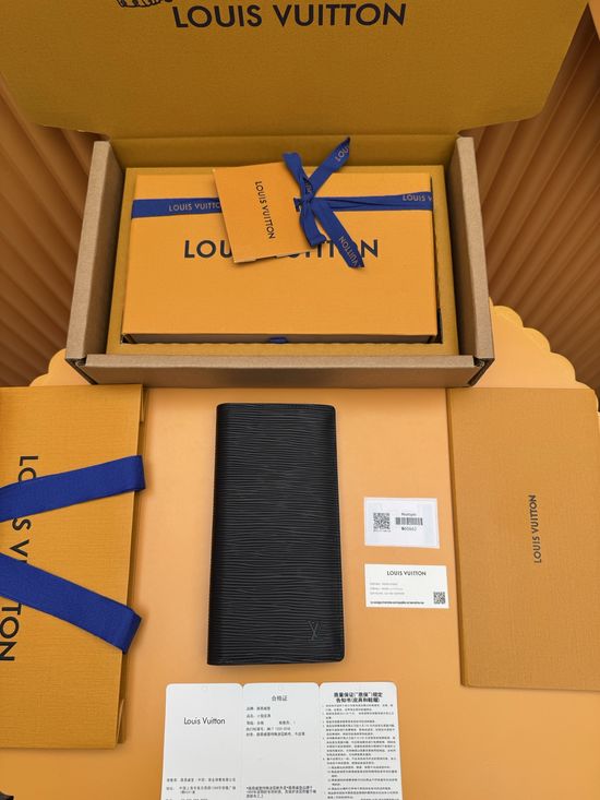 Louis Vuitton Leather Large Capacity Wallet M60622