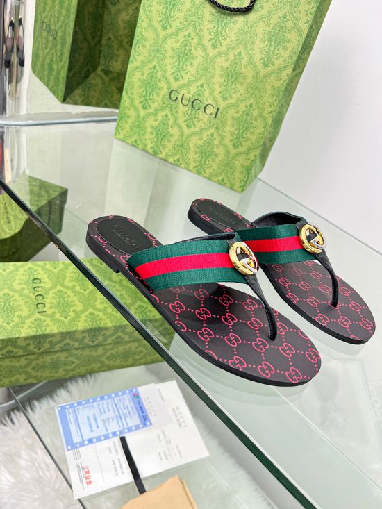 Gucci Comfortable Flip Flops with Decorative Metal Buckle