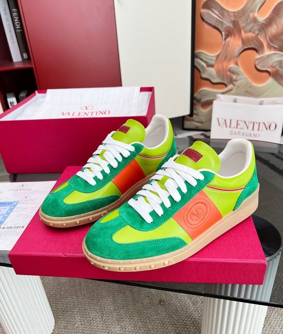 Valentino Classic Retro Casual Training Shoes with Premium Material