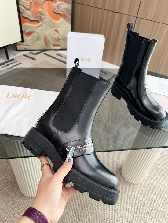 Christian Dior Elegant Metal-Decorated Ankle Boots with Premium Texture