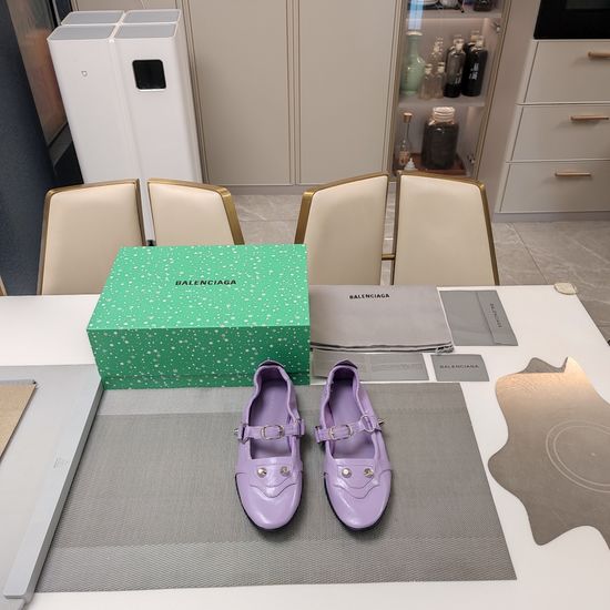Balenciaga Soft Comfortable Leather Flat Shoes with Rivet Buckle