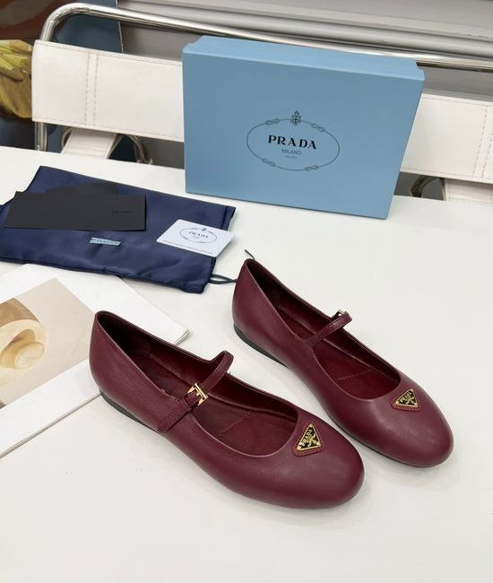 Prada Classic Buckle Loafers Soft Leather Upper Comfortable Sole