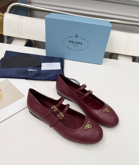 Prada Classic Buckle Loafers Soft Leather Upper Comfortable Sole