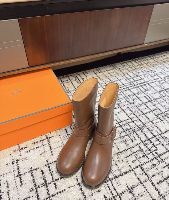 Hermes Elegant Round-Toe Chelsea Boots with Sleek Silhouette