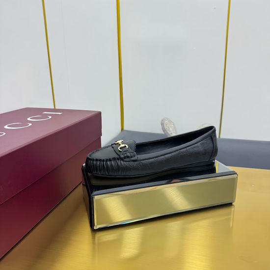 Gucci Elegant Leather Flat Loafers with Classic Buckle