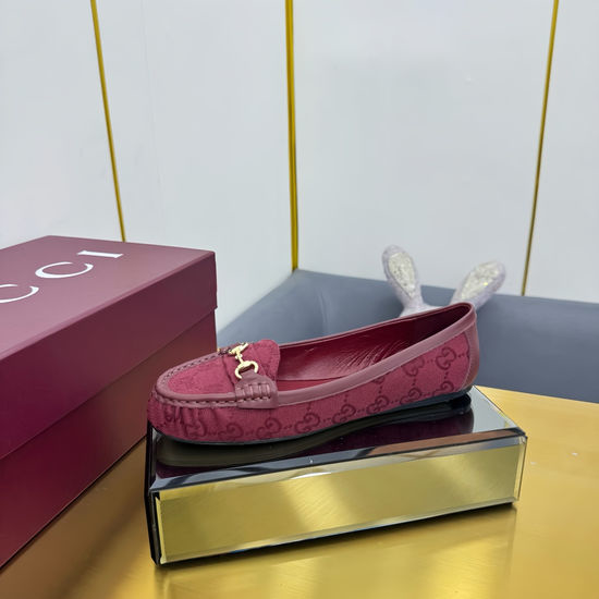 Gucci Elegant Leather Flat Loafers with Classic Buckle
