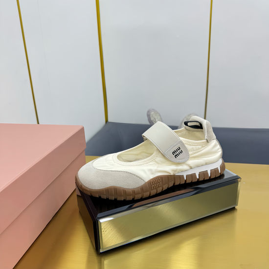 Miu Miu Comfortable Lightweight Flat Casual Slip-On Shoes