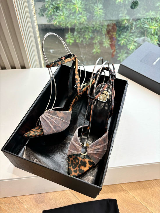 Yves Saint Laurent Logo Decor Leather Flat Sandals