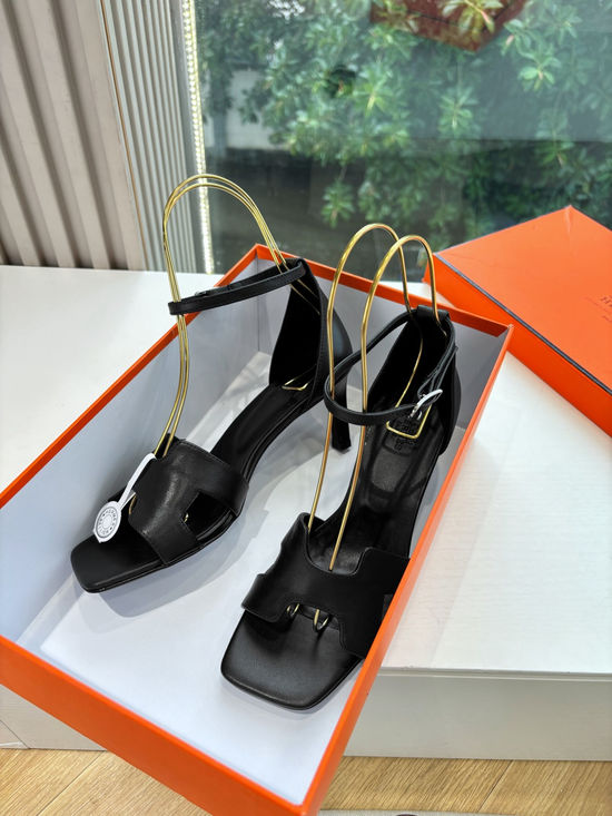 Hermes Classic Elegance: High-Quality Strappy Flats
