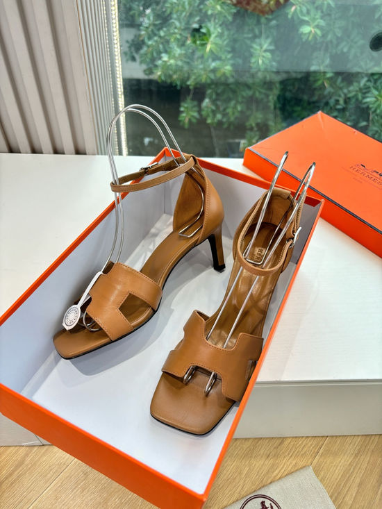 Hermes Classic Elegance: High-Quality Strappy Flats