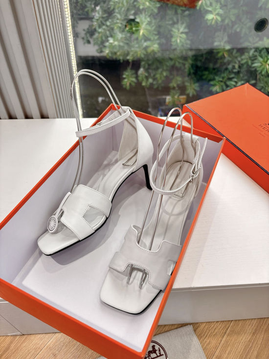 Hermes Classic Elegance: High-Quality Strappy Flats