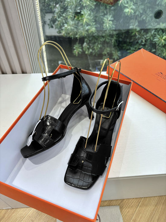 Hermes Classic Elegance: High-Quality Strappy Flats