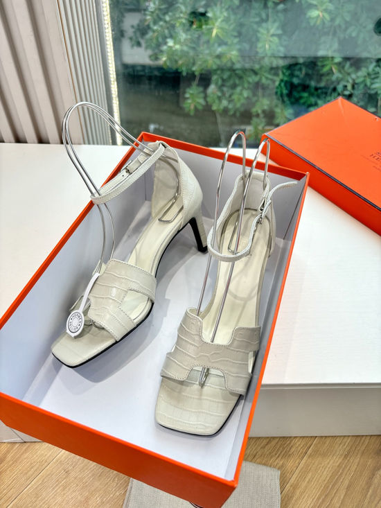 Hermes Classic Elegance: High-Quality Strappy Flats