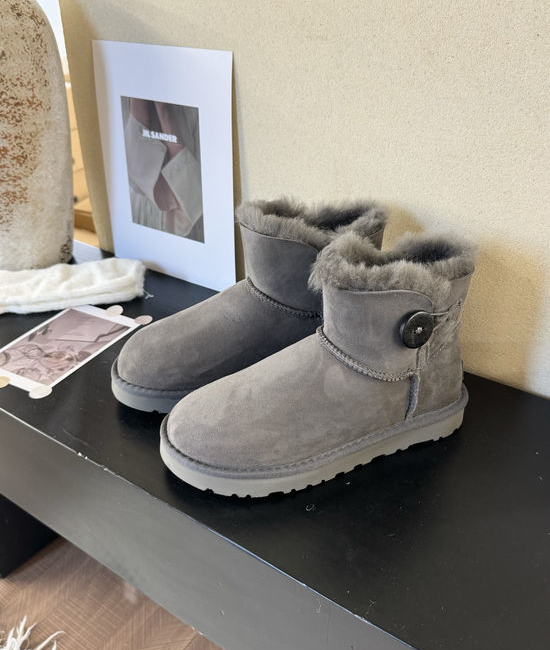 UGG Classic Low-Cut Wooden Buckle Gray Boots