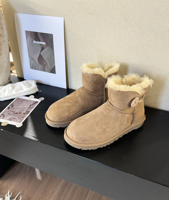 UGG Classic Low-Cut Wooden Buckle Chestnut Boots