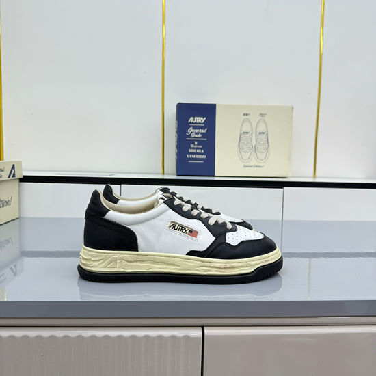 Autry Medalist Vintage Design Leather Upper Soft Lined Casual Sneakers