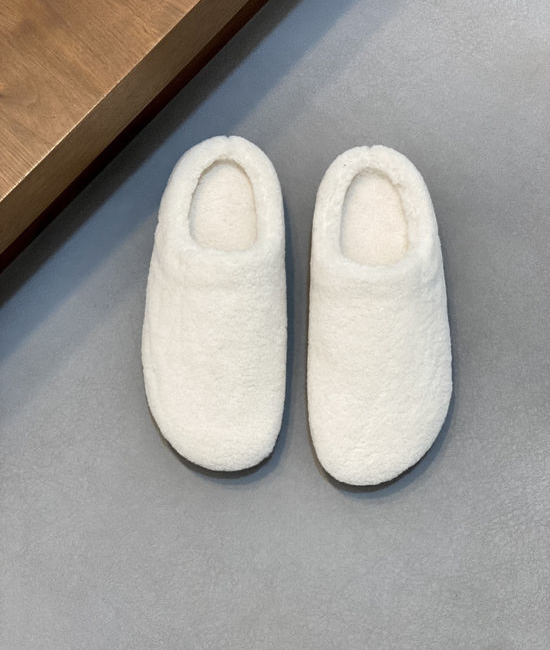 Alo Comfortable Closed-toe Recovery Slippers for Casual Wear