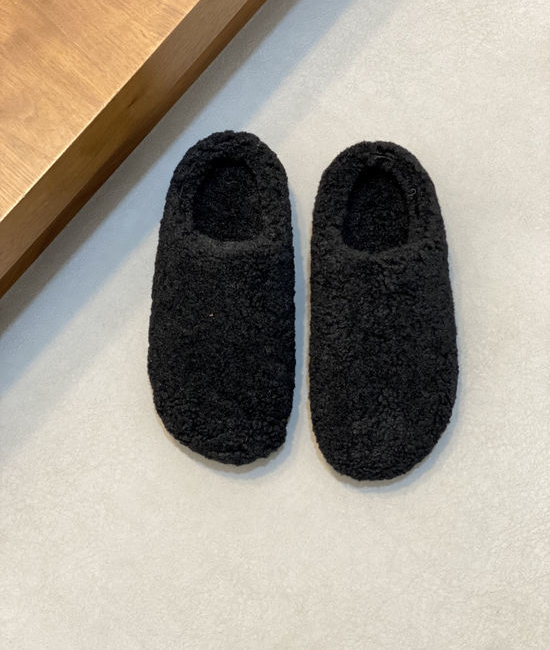 Alo Comfortable Closed-toe Recovery Slippers for Casual Wear