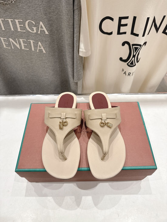 Loro Piana Premium Soft Sheepskin Flip Flops for Casual Daily Wear