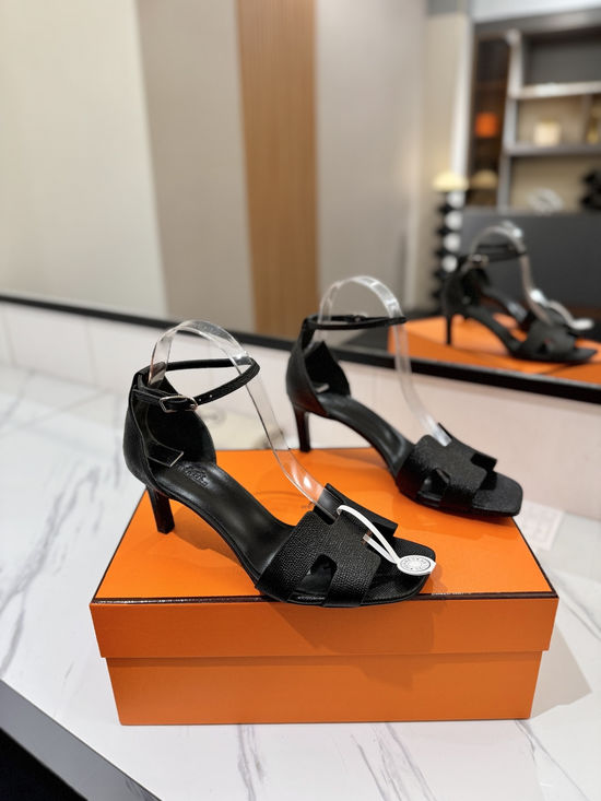 Hermes Elegant Palm Grain Leather Mid Heel Dress Shoes