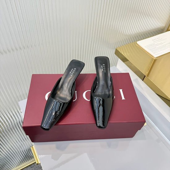 Gucci Premium Crystal Embellished Patent Leather Loafer