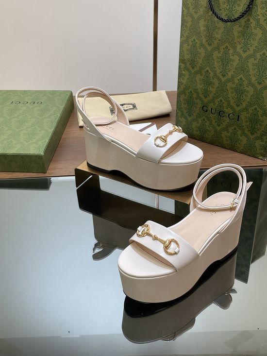 Gucci Grain Leather Buckle Decor Platform Heeled Sandals