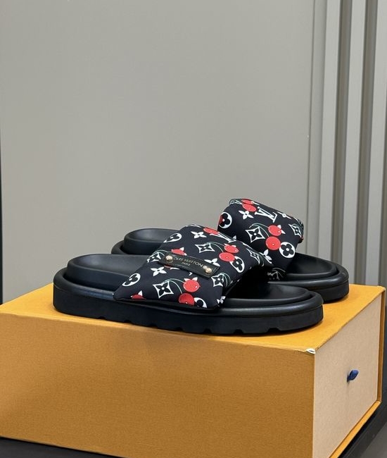 Louis Vuitton LV Lightweight Comfortable Slides Casual Summer Footwear