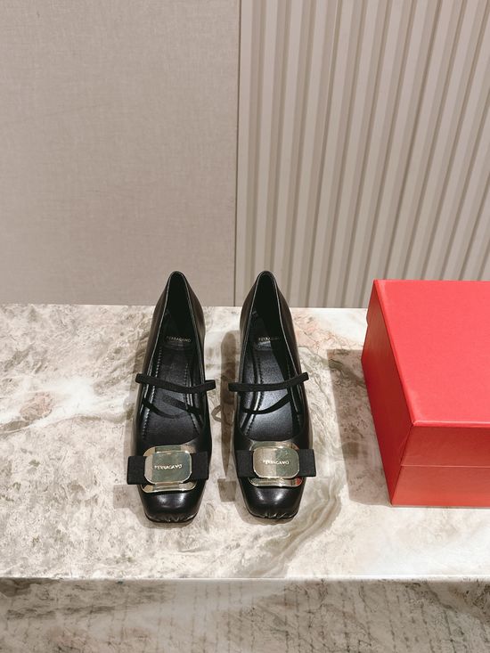 Ferragamo Elegant Bow Decorated Square Toe Flat Shoes