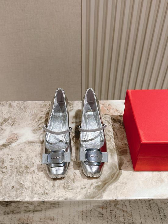 Ferragamo Elegant Bow Decorated Square Toe Flat Shoes