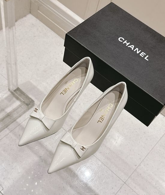 Chanel Chic Bow-Adorned Pointed-Toe Shoes with Painted Leather