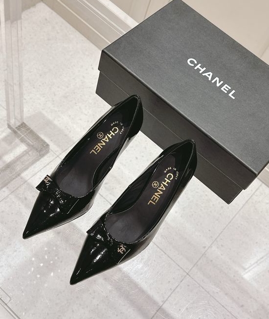 Chanel Chic Bow-Adorned Pointed-Toe Shoes with Painted Leather