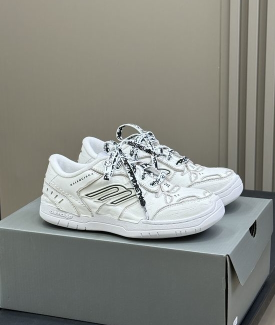 Balenciaga Vintage Distressed Leather Casual Sneakers With Retro Finish