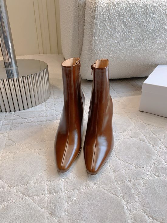 Fendi Classic Block Heel Ankle Boots Oil Wax Leather