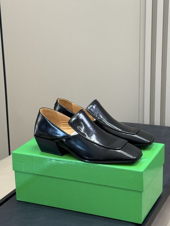 Bottega Veneta Woven Detail Leather Loafers Non-slip Sole Elegant Stylish
