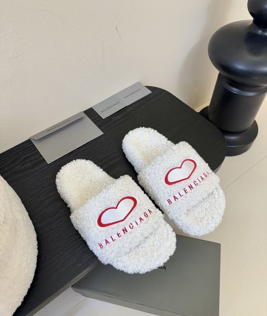 Balenciaga Plush Flat Slippers Embroidery Detail Soft Cozy