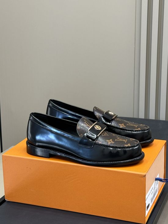 Louis Vuitton Classic Pattern Leather Loafers With Comfortable Low Heel