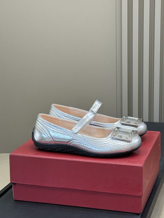 Roger Viver Comfortable Quilted Leather Mary Jane Flats