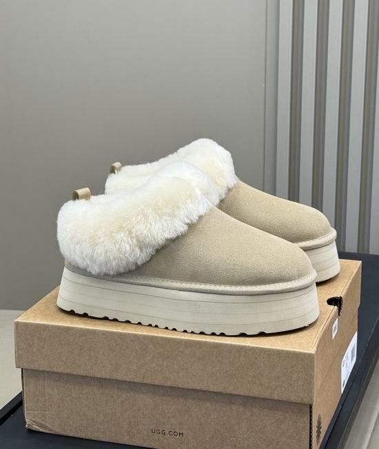 UGG Thick Sole Soft Sheepskin Warm Fuzzy Boots