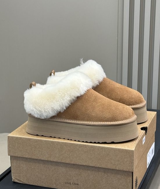 UGG Thick Sole Soft Sheepskin Warm Fuzzy Boots