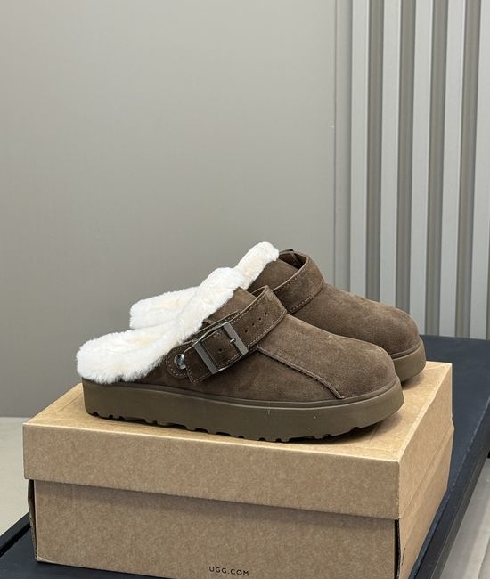 UGG Thick Sole Shearling Comfortable Slip On Slippers
