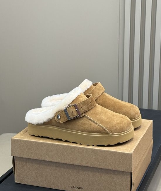 UGG Thick Sole Shearling Comfortable Slip On Slippers