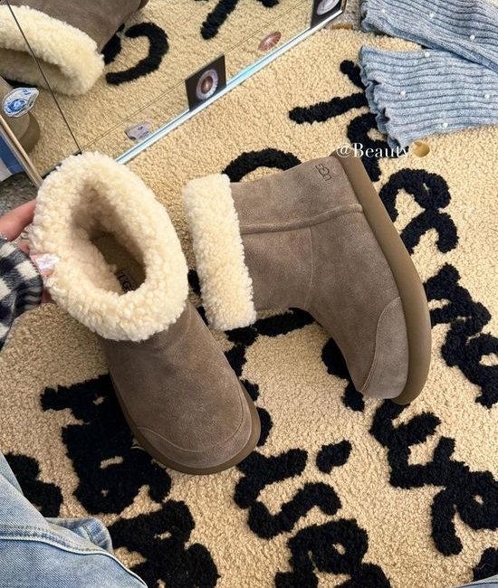UGG Cloud-Like Shearling Boots with Vintage Double-Buckle