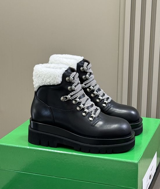 Bottega Veneta BV Suede Lace-up Ankle Boots Soft and Warm for Cold Weather