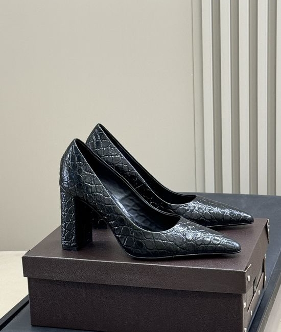 Alaia Elegant Crocodile Embossed Chunky Heel Pumps