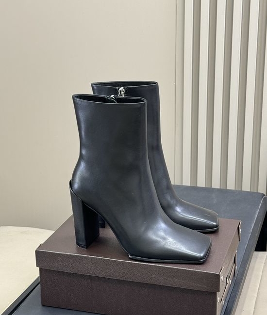 Alaia Elegant Square Toe Leather Short Boots