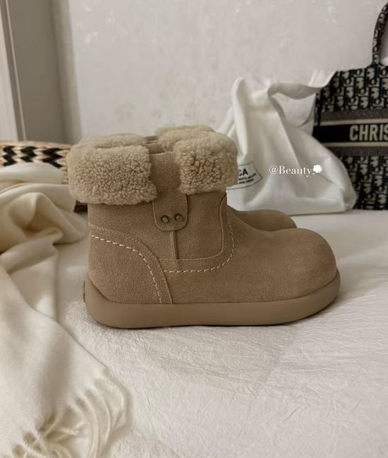 UGG Cloud-Like Shearling Boots with Vintage Double-Buckle
