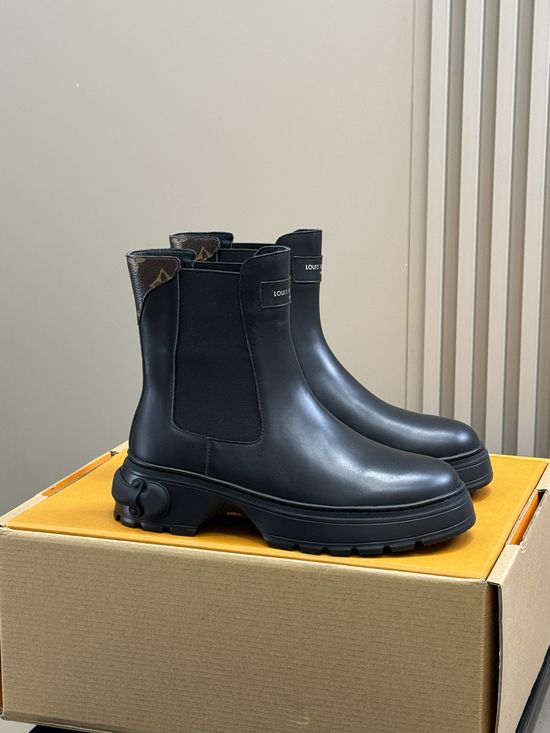 Louis Vuitton Classic Leather Chelsea Boots with Lightweight Sole
