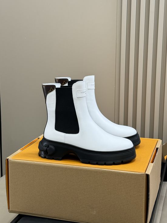 Louis Vuitton Classic Leather Chelsea Boots with Lightweight Sole